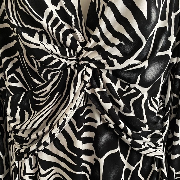 Lovely Black & White Cache Slip-Over Top Sz Large - Picture 2 of 8